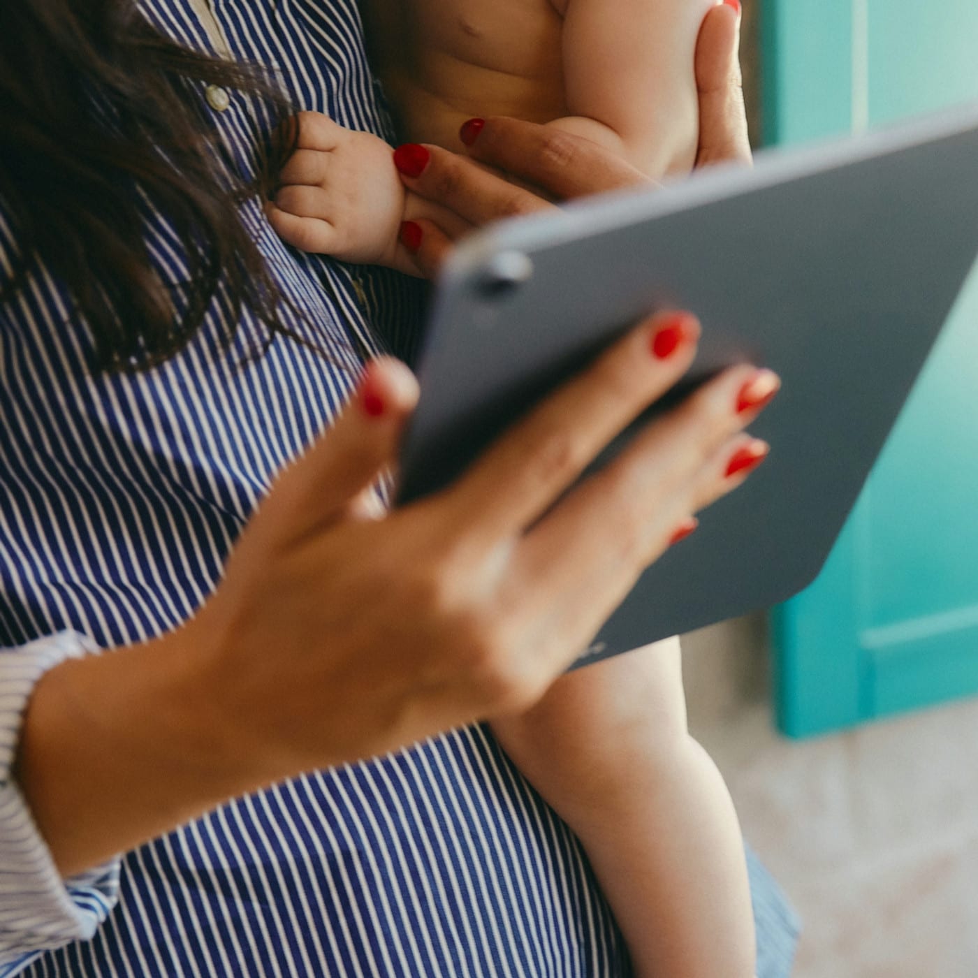 A mom holds her child and teaches her about screen addiction. She learned this through Child Therapy Center Los Angeles